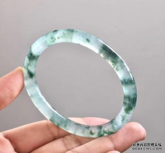 <a href='http://sjy2.com/' target='_blank'><u>翡翠手镯</u></a>要怎么选  <a href='http://sjy2.com/' target='_blank'><u>翡翠手镯</u></a>的挑选方法