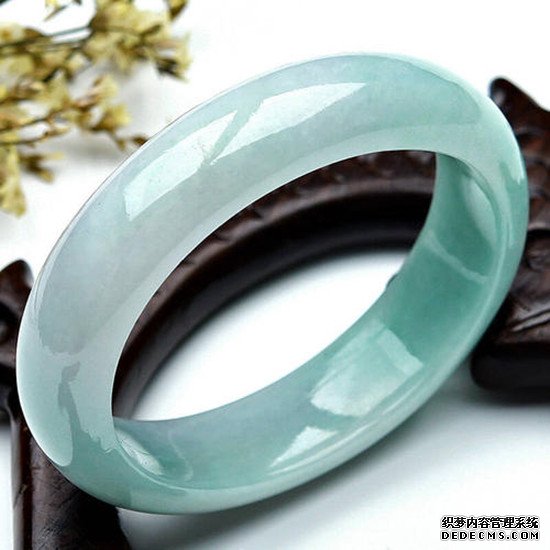<a href='http://sjy2.com/' target='_blank'><u>翡翠手镯</u></a>怎么鉴定真假 <a href='http://sjy2.com/' target='_blank'><u>翡翠手镯</u></a>鉴别方法