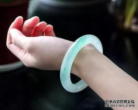 翡翠手镯抛光粉 翡翠手镯抛光粉用酒精可以擦掉吗
