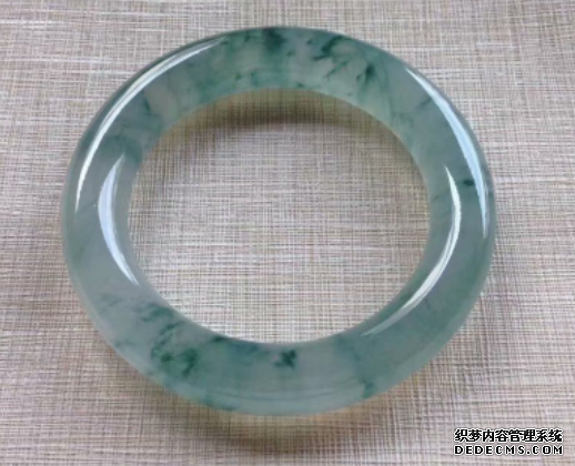 翡翠手镯价格全攻略  怎么看翡翠手镯的价格