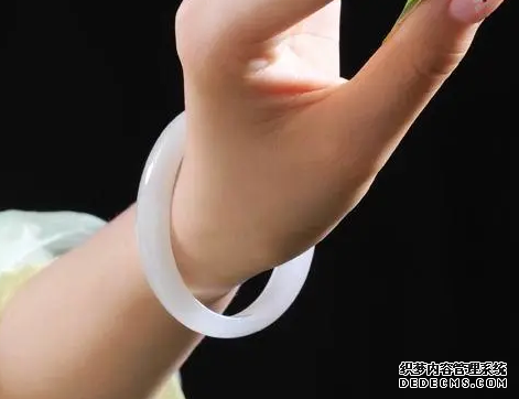 翡翠手镯价格全攻略  怎么看翡翠手镯的价格