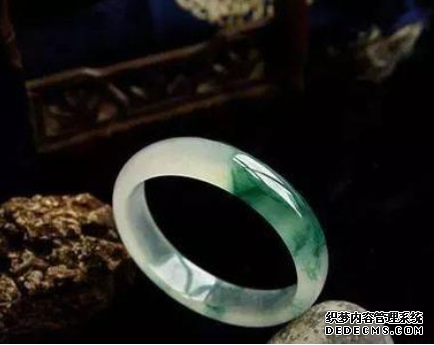 翡翠手镯怎么佩戴 翡翠手镯佩戴的讲究