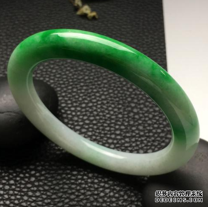 翡翠阳绿手镯 翡翠阳绿手镯什么价格