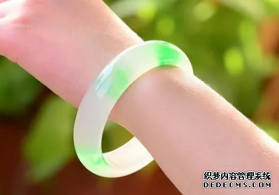 翡翠手镯佩戴注意事项 翡翠手镯如何正确佩戴