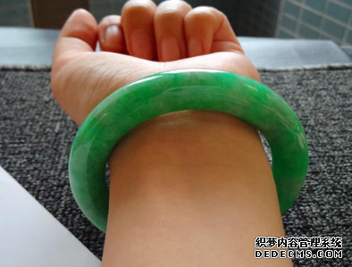 <a href='http://sjy2.com/' target='_blank'><u>翡翠手镯</u></a>怎么戴 <a href='http://sjy2.com/' target='_blank'><u>翡翠手镯</u></a>的特殊戴法