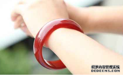 翡翠手镯怎么选 根据年腕型和年龄挑选