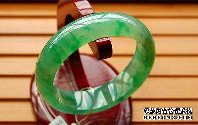 翡翠手镯怎么鉴定真伪 记住这四大鉴别口诀