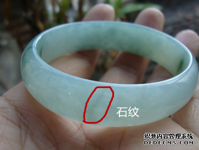 翡翠手镯裂纹 翡翠手镯裂纹和石纹的对比照片