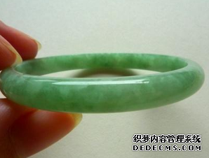 浅绿色翡翠手镯价格 浅绿色翡翠手镯值钱吗