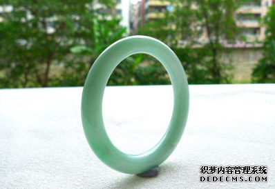 浅绿色翡翠手镯价格 浅绿色翡翠手镯值钱吗