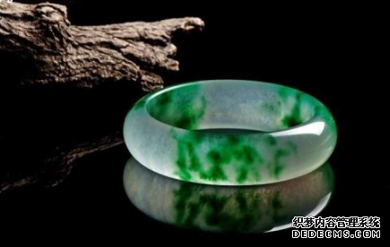 手镯翡翠好还是玉好 翡翠手镯比玉镯贵吗