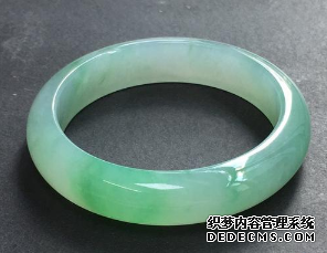 手镯翡翠好还是玉好 翡翠手镯比玉镯贵吗