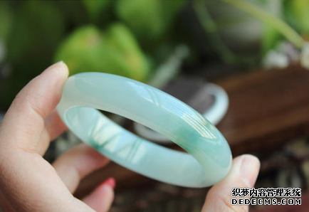 翡翠手镯裂纹能养好吗 玉镯自然裂纹能养好吗