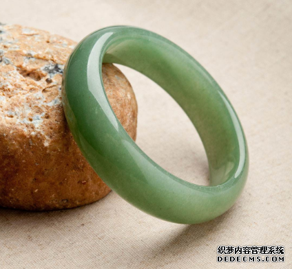 翡翠手镯和玉手镯的区别是什么