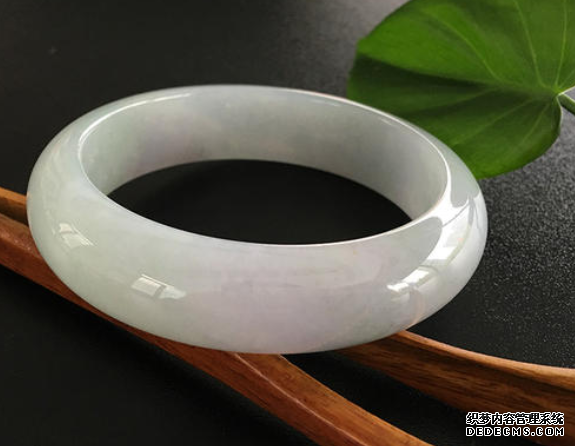 白色翡翠手镯 白色翡翠手镯价格