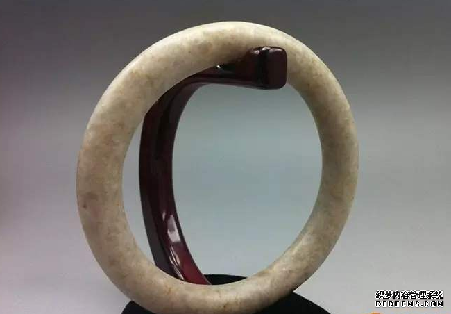 老<a href='http://sjy2.com/' target='_blank'><u>翡翠手镯</u></a>图片及价格 老<a href='http://sjy2.com/' target='_blank'><u>翡翠手镯</u></a>收藏前景如何