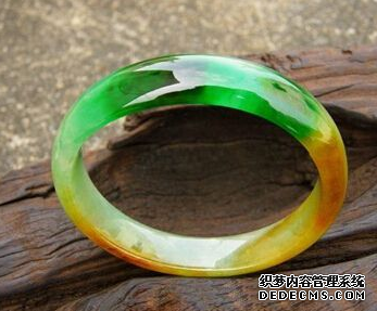 三色翡翠手镯 三色翡翠手镯价位一般多少
