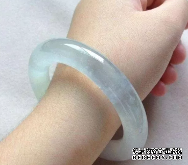 翡翠手镯会越带越透吗 翡翠手镯怎么养才好