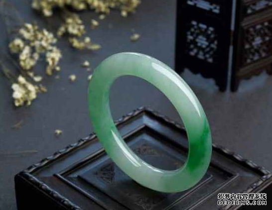 怎样选翡翠手镯 这些挑选要点要考虑