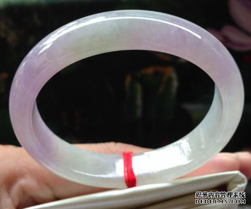 什么颜色的<a href='http://sjy2.com/' target='_blank'><u>翡翠手镯</u></a>比较有收藏价值    飘绿和紫色<a href='http://sjy2.com/' target='_blank'><u>翡翠手镯</u></a>哪个好