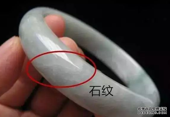 <a href='http://www.sjy2.com' target='_blank'><u>翡翠</u></a><a href='http://www.sjy2.com' target='_blank'><u>手镯</u></a>有石纹能买吗 这种<a href='http://www.sjy2.com' target='_blank'><u>手镯</u></a>有价值吗