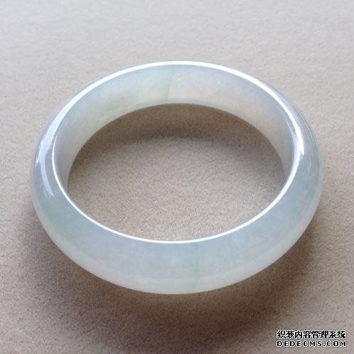 白色翡翠手镯值钱吗  价格影响因素有哪些
