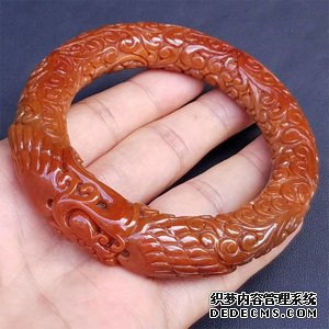红翡<a href='http://www.sjy2.com' target='_blank'><u>手镯</u></a>价格是多少  红翡<a href='http://www.sjy2.com' target='_blank'><u>手镯</u></a>值得收藏投资吗