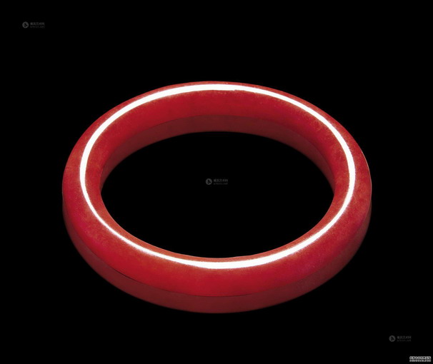 红翡<a href='http://www.sjy2.com' target='_blank'><u>手镯</u></a>价格是多少  红翡<a href='http://www.sjy2.com' target='_blank'><u>手镯</u></a>值得收藏投资吗
