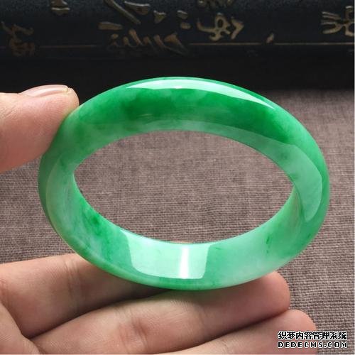 浅绿<a href='http://www.sjy2.com' target='_blank'><u>翡翠</u></a><a href='http://www.sjy2.com' target='_blank'><u>手镯</u></a>一般价格  浅绿<a href='http://www.sjy2.com' target='_blank'><u>翡翠</u></a><a href='http://www.sjy2.com' target='_blank'><u>手镯</u></a>选购及价值分析