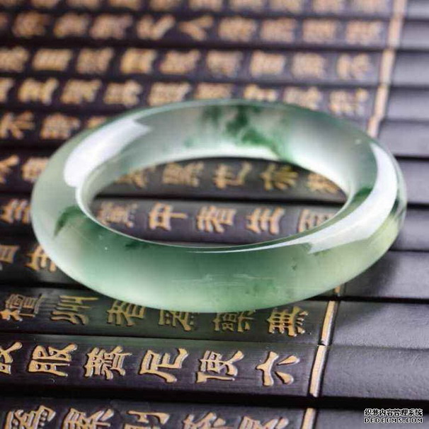 如何选择翡翠手镯  翡翠手镯有哪些挑选方法