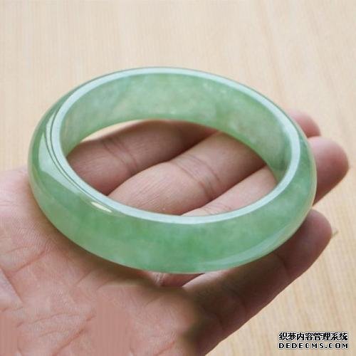 翡翠玉镯日常保养方法   玉镯怎么保养才亮