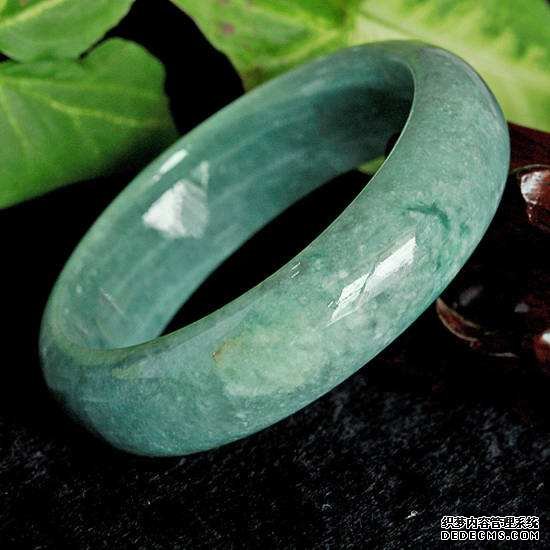 玉镯怎么鉴定   A货翡翠玉镯鉴定方法