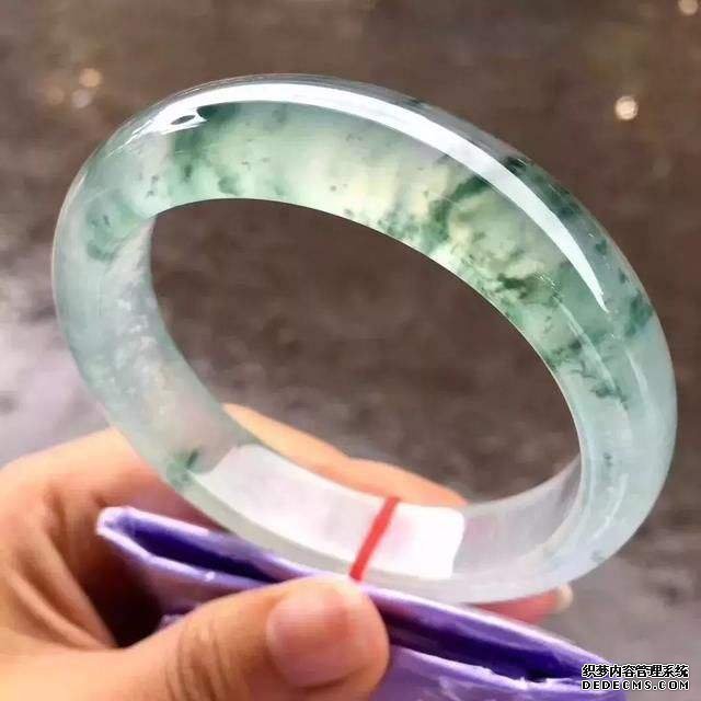玉镯怎么鉴定   A货翡翠玉镯鉴定方法