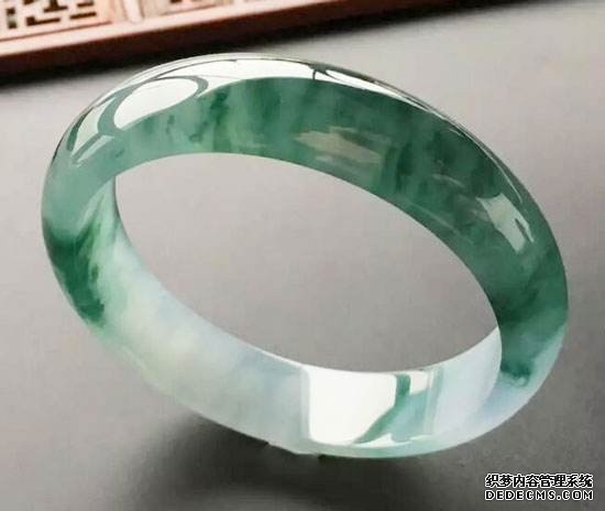 怎样的翡翠手镯好   翡翠手镯 简单鉴别方法