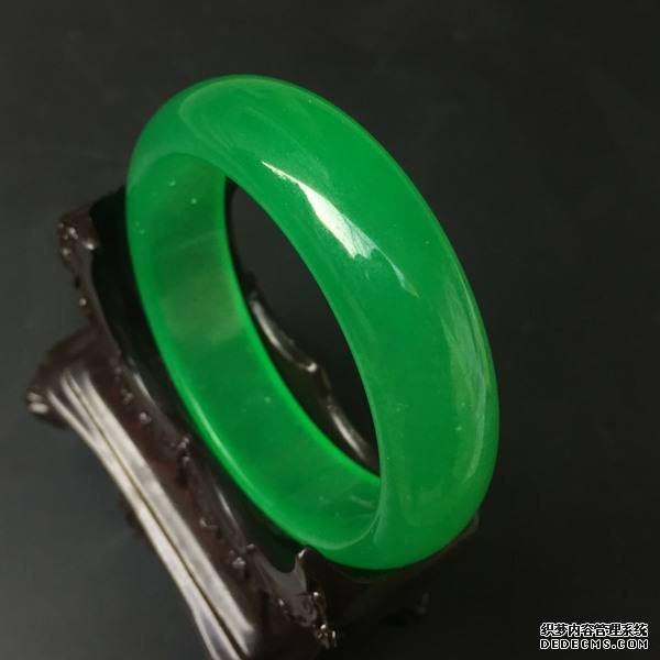 帝*绿手镯价格是多少   帝*绿翡翠手镯升值空间大吗