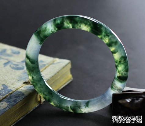 翡翠手镯选购必看这九点  翡翠手镯价格分析