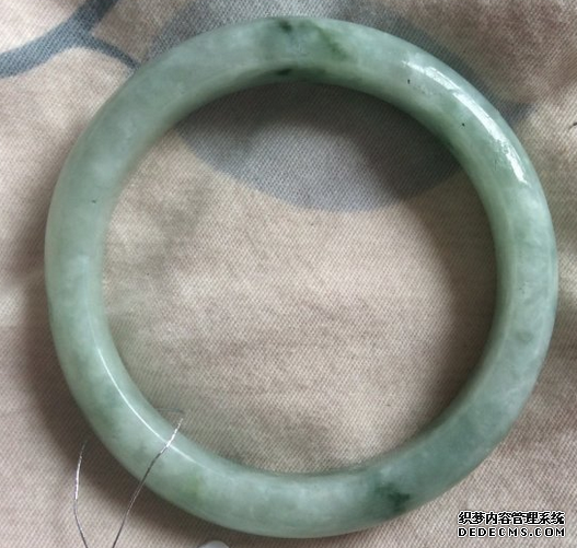 怎样看<a href='http://www.sjy2.com' target='_blank'><u>翡翠</u></a><a href='http://www.sjy2.com' target='_blank'><u>手镯</u></a>品质的好坏  <a href='http://www.sjy2.com' target='_blank'><u>翡翠</u></a><a href='http://www.sjy2.com' target='_blank'><u>手镯</u></a>值得收藏吗