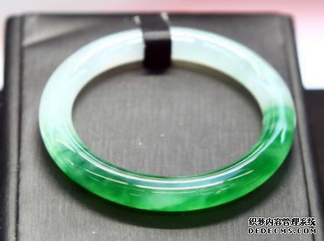 什么样的翡翠手镯 保值呢 要具备哪些因素