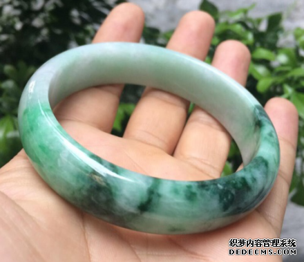 什么是翡翠手镯白底青？选购白底青翡翠要注意什么