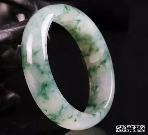 翡翠手镯市场标价大概多少 翡翠手镯价格高低判断标准 翡翠手镯市场标价大概多少 翡翠手镯价格高低判断标准