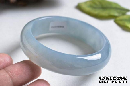 为什么说翡翠镯子戴小不戴大 原因是什么
