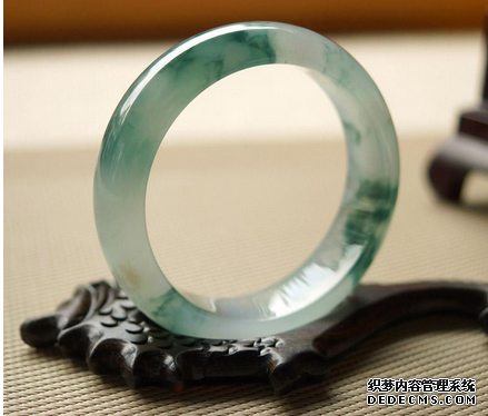 鉴定翡翠手镯好坏专用方法  翡翠手镯鉴赏