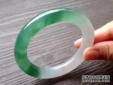 新手如何挑选翡翠手镯 别被好看冲昏了头脑！