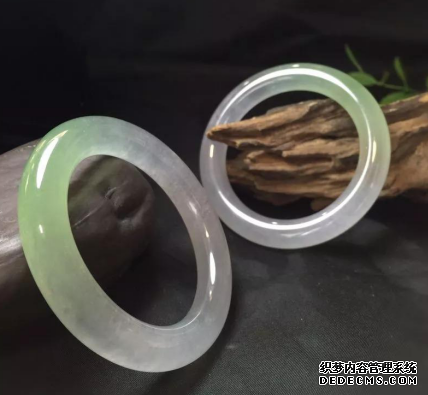 购买翡翠手镯时一定要注意种和底，千万别大意！