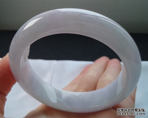 如何避免买到假的<a href='http://sjy2.com/' target='_blank'><u>翡翠手镯</u></a>  鉴别翡翠真伪技巧