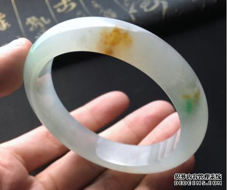 翡翠玉镯要怎么保养    翡翠玉镯收藏保养技巧