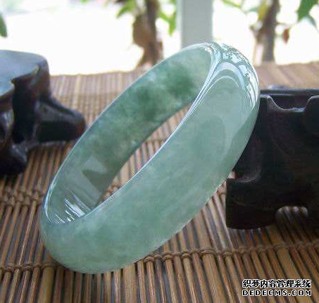 怎样挑选翡翠手镯颜色  翡翠手镯应该怎样搭配