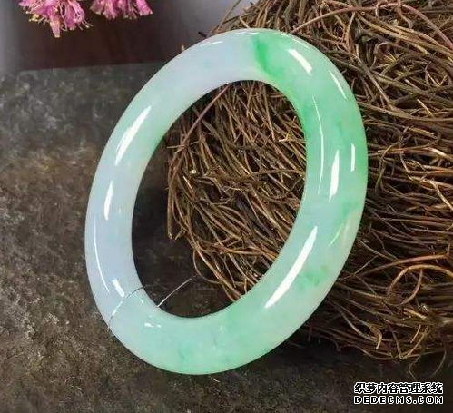 购买翡翠手镯要考虑什么  翡翠手镯选购指南