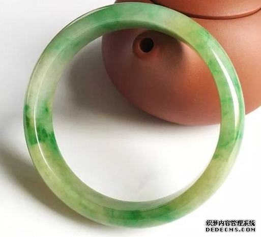 黄加绿<a href='http://sjy2.com/' target='_blank'><u>翡翠手镯</u></a>收藏魅力大吗  怎么鉴别黄加绿<a href='http://sjy2.com/' target='_blank'><u>翡翠手镯</u></a>的真假