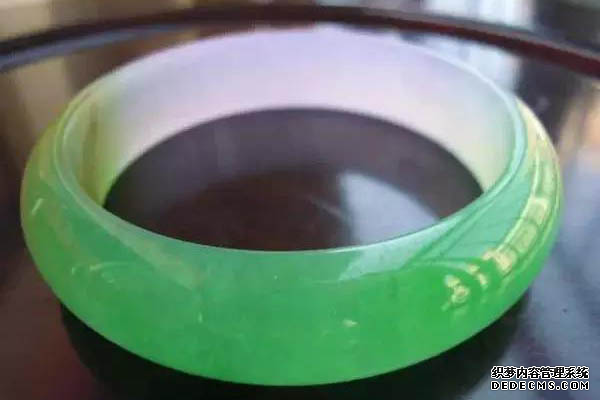 为什么有些翡翠会变黑   翡翠的日常保养方法是什么